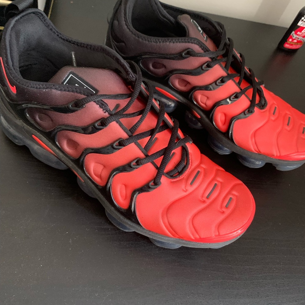Gradient red vapor max